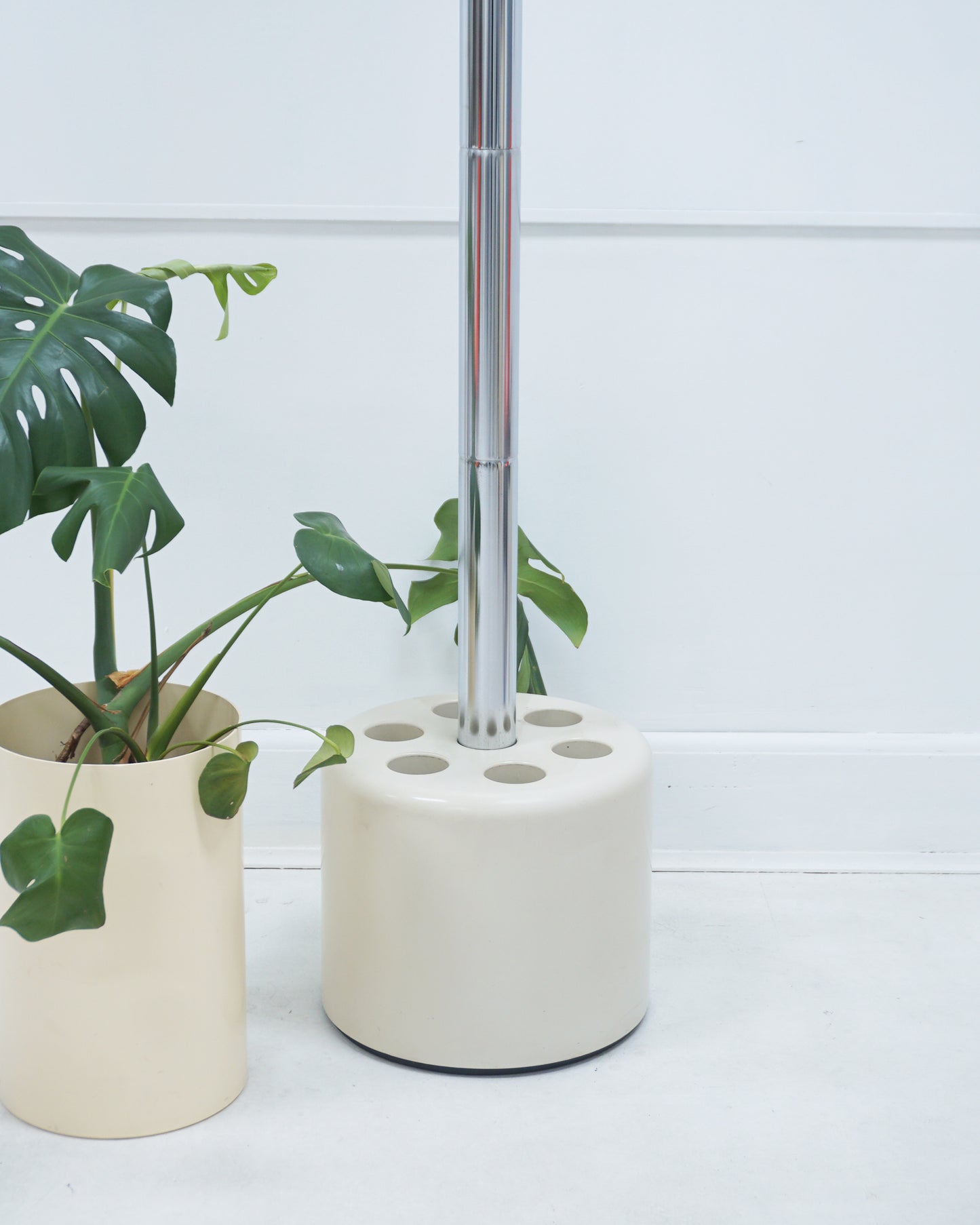 1968 Cream Velca Valet Stand, VIP Model, Designed by Paolo Orlandini and Roberto Lucci