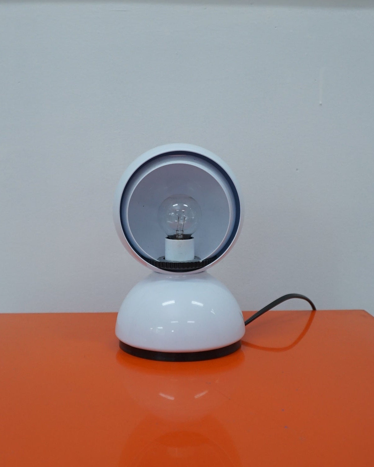 Artemide “Dalu” Table Lamp – White – 2000s Reissue – US-Ready (Adapter Installed)