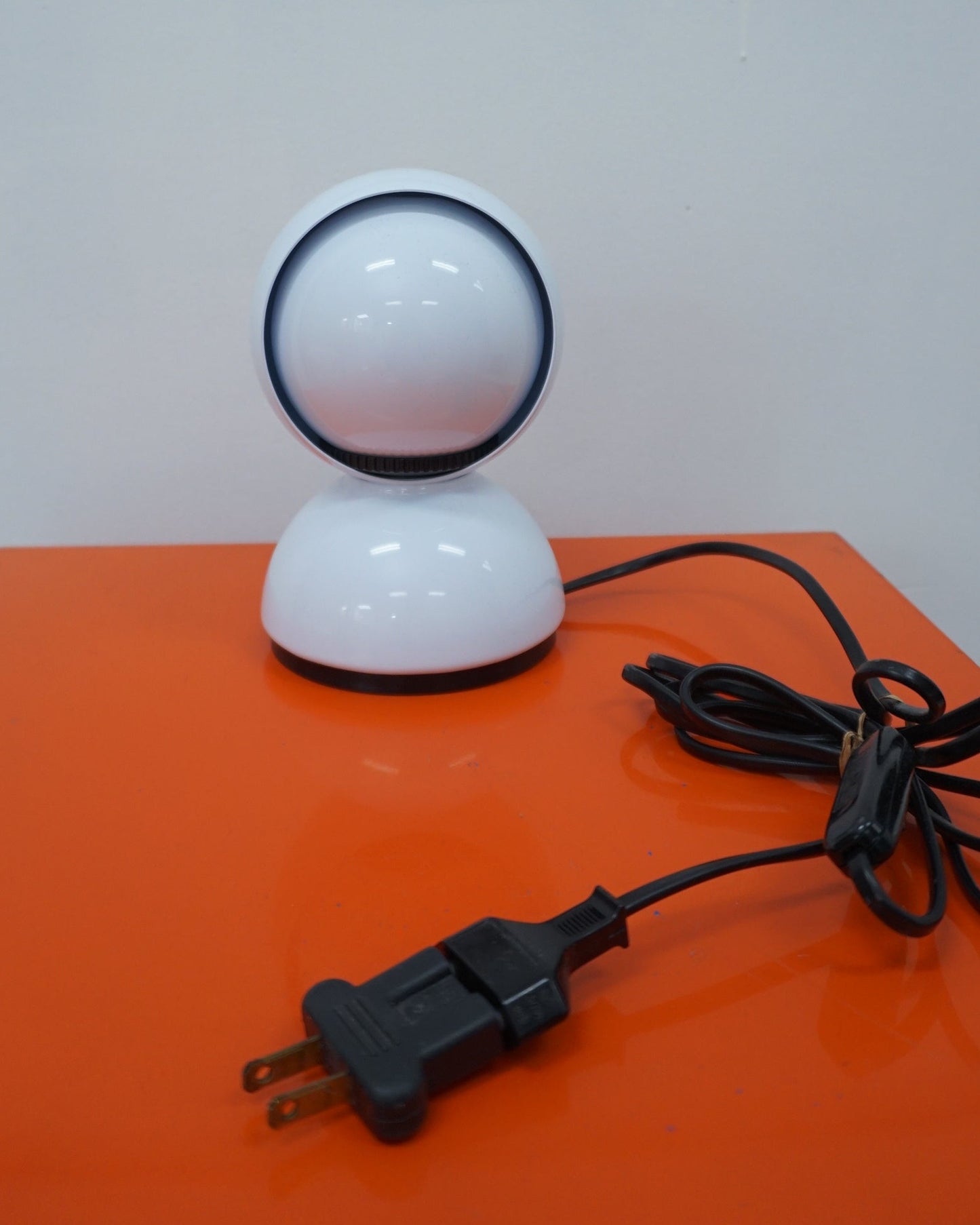 Artemide “Dalu” Table Lamp – White – 2000s Reissue – US-Ready (Adapter Installed)