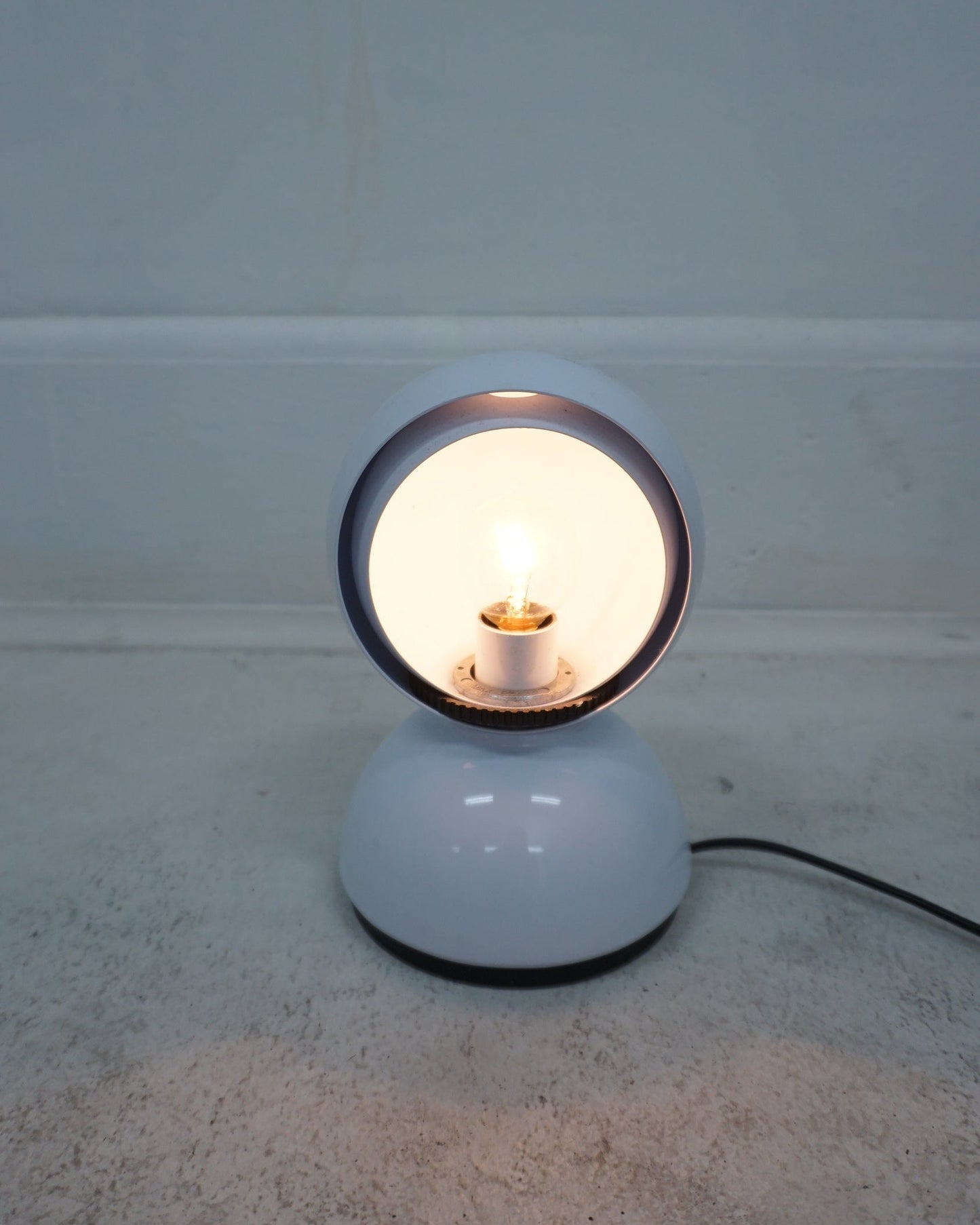 Artemide “Dalu” Table Lamp – White – 2000s Reissue – US-Ready (Adapter Installed)