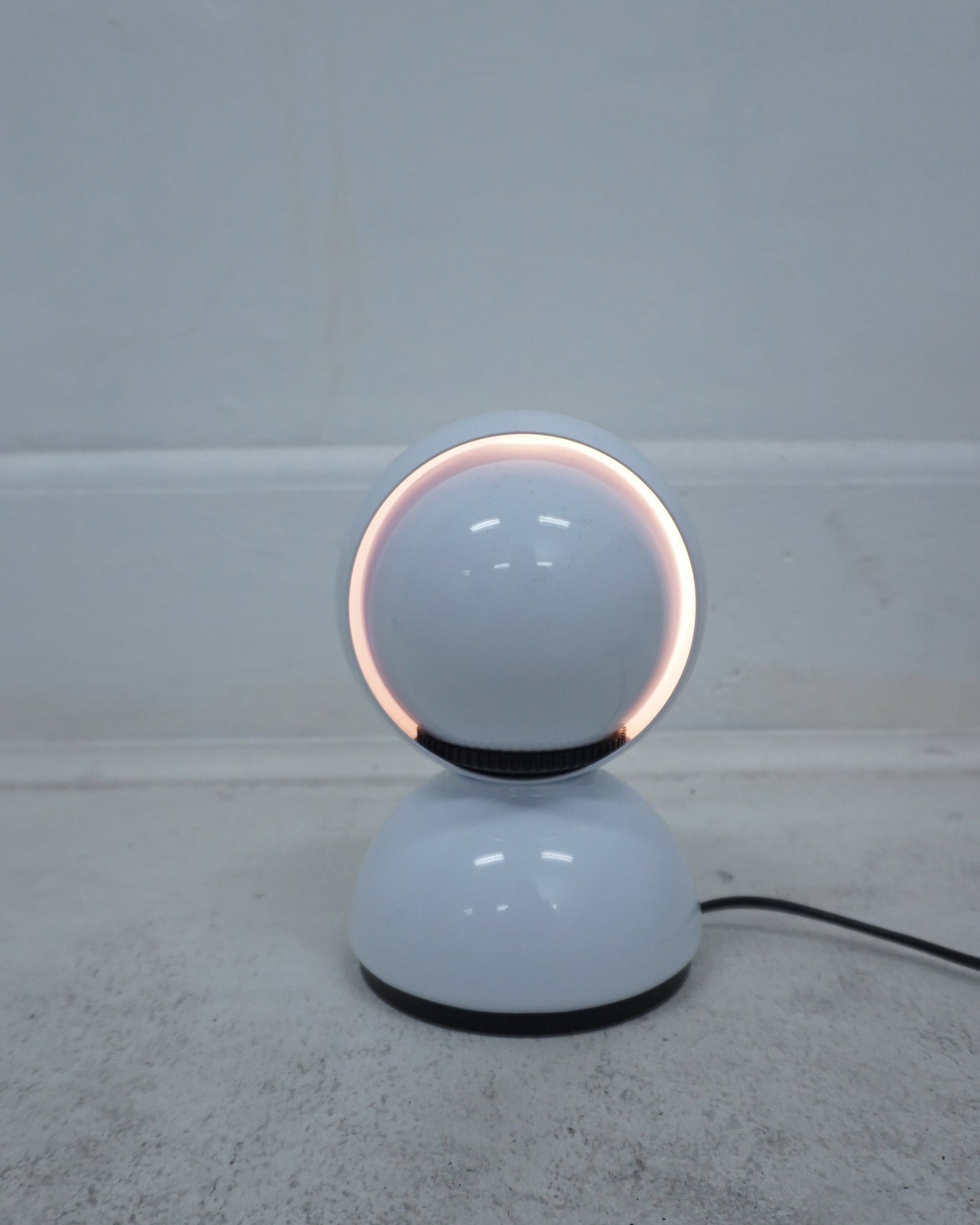 Artemide “Dalu” Table Lamp – White – 2000s Reissue – US-Ready (Adapter Installed)